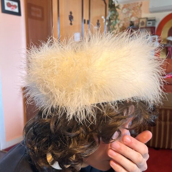 1960s White feather pillbox fascinator hat with lace top - from Ayres! - Picture 3 of 14